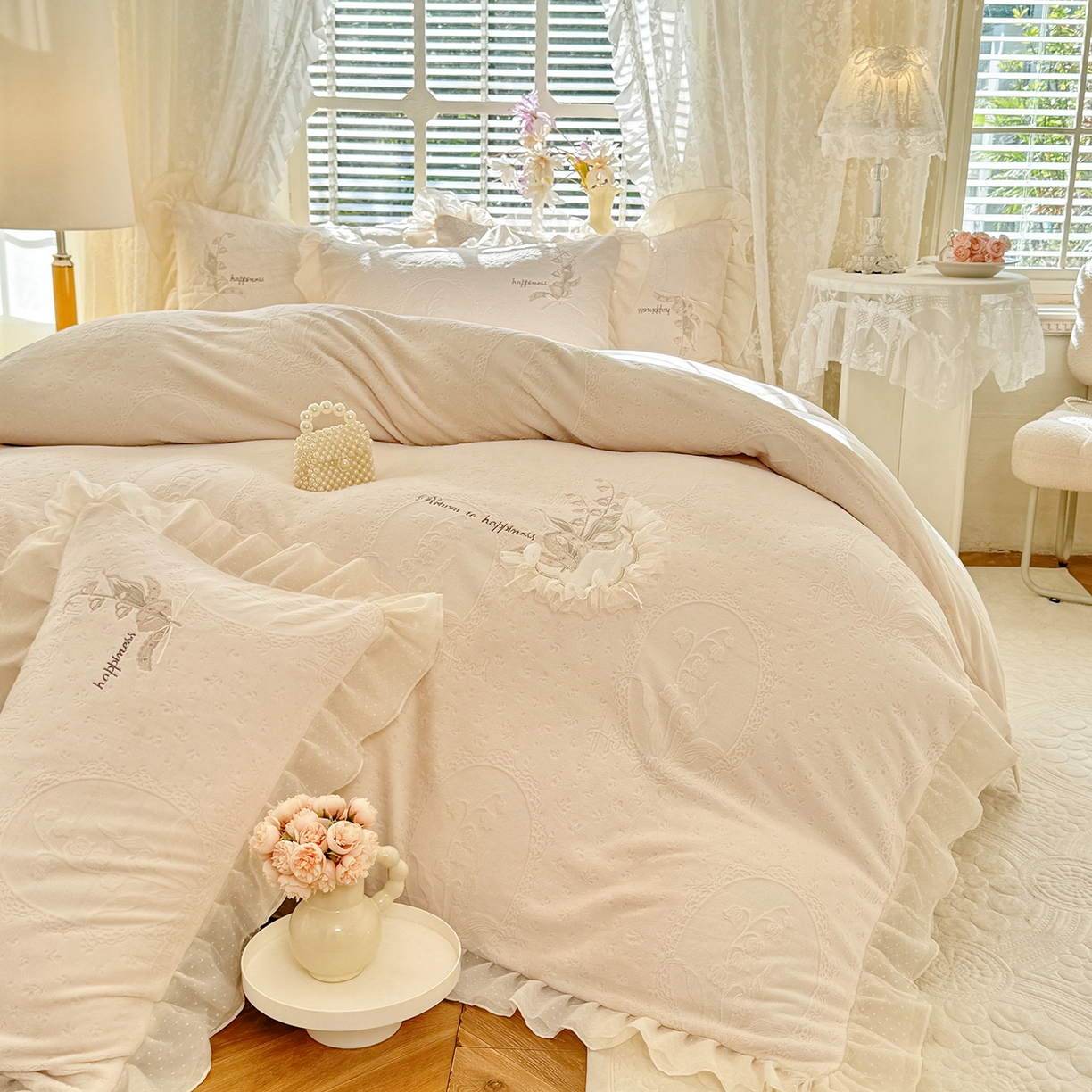 91家纺网 家纺一手货源 找家纺 艾唯希家纺 2025新款韩版全消光雕花绒花边四件套牛奶绒-铃兰花边系列 铃兰-米