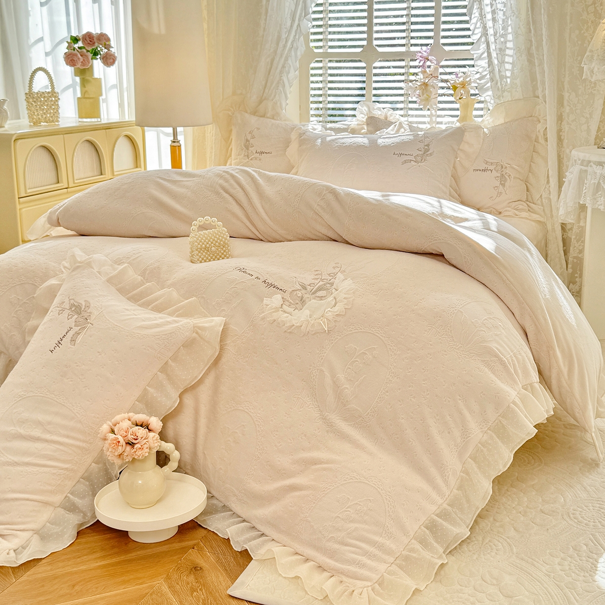 91家纺网 家纺一手货源 找家纺 艾唯希家纺 2025新款韩版全消光雕花绒花边四件套牛奶绒-铃兰花边系列 铃兰-米