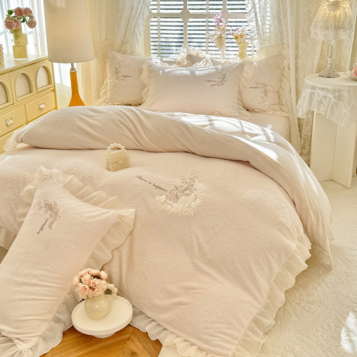 91家纺网 家纺一手货源 找家纺 艾唯希家纺 2025新款韩版全消光雕花绒花边四件套牛奶绒-铃兰花边系列 铃兰-米