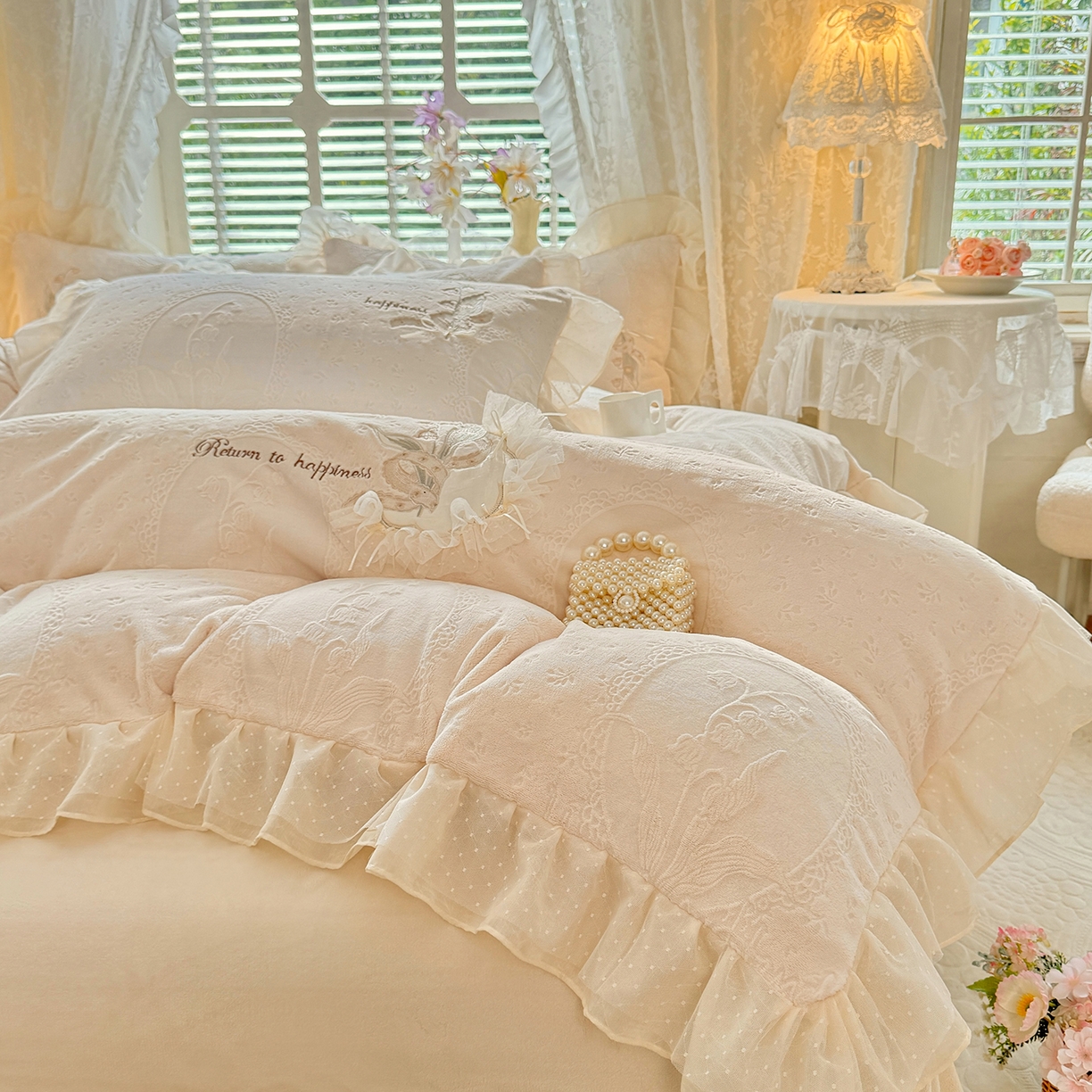 91家纺网 家纺一手货源 找家纺 艾唯希家纺 2025新款韩版全消光雕花绒花边四件套牛奶绒-铃兰花边系列 铃兰-米