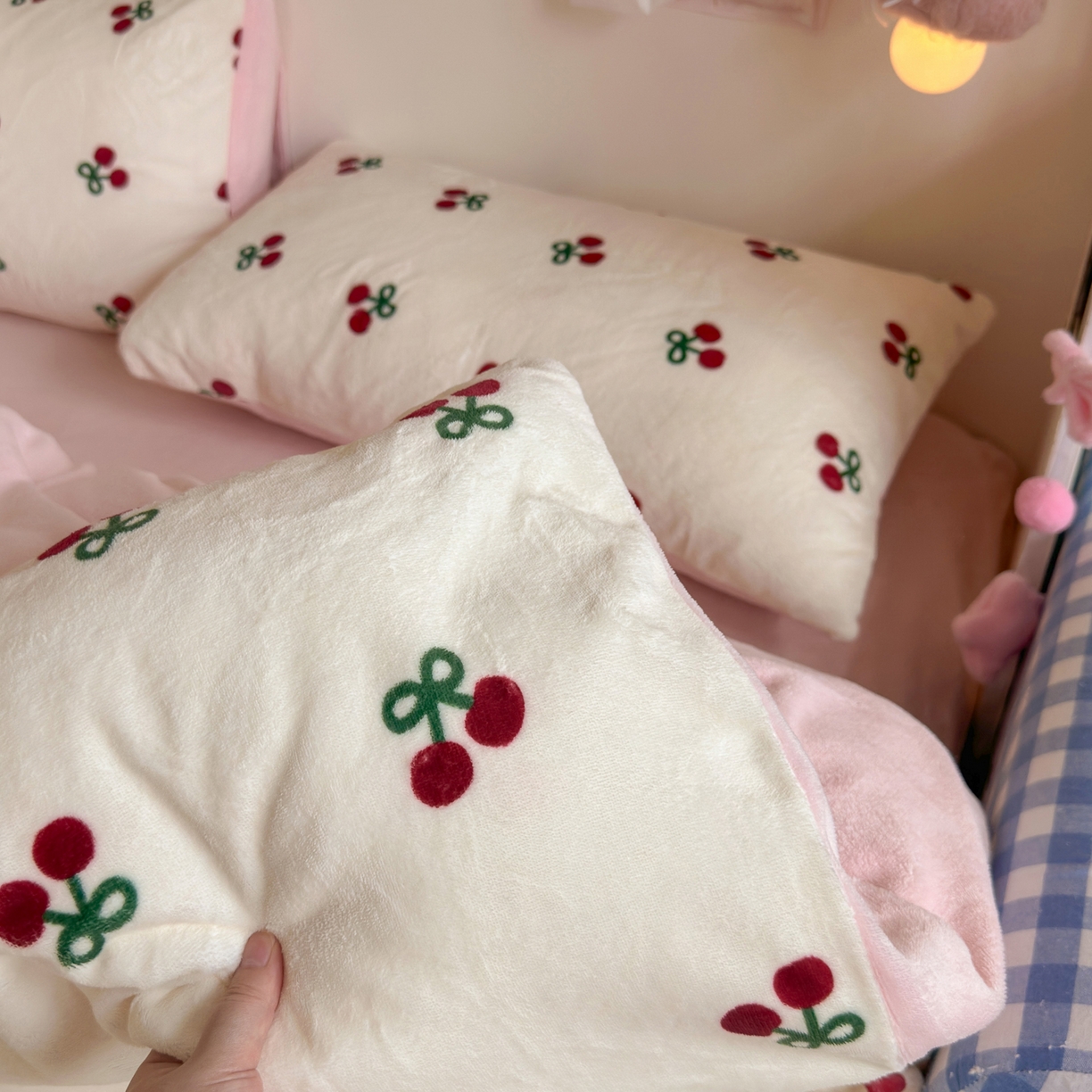 91家纺网 家纺一手货源 找家纺 初念 2025新款加厚高克重保暖可爱系牛奶绒床品套件系列（小红书推荐）（提供买家秀） 一口樱桃