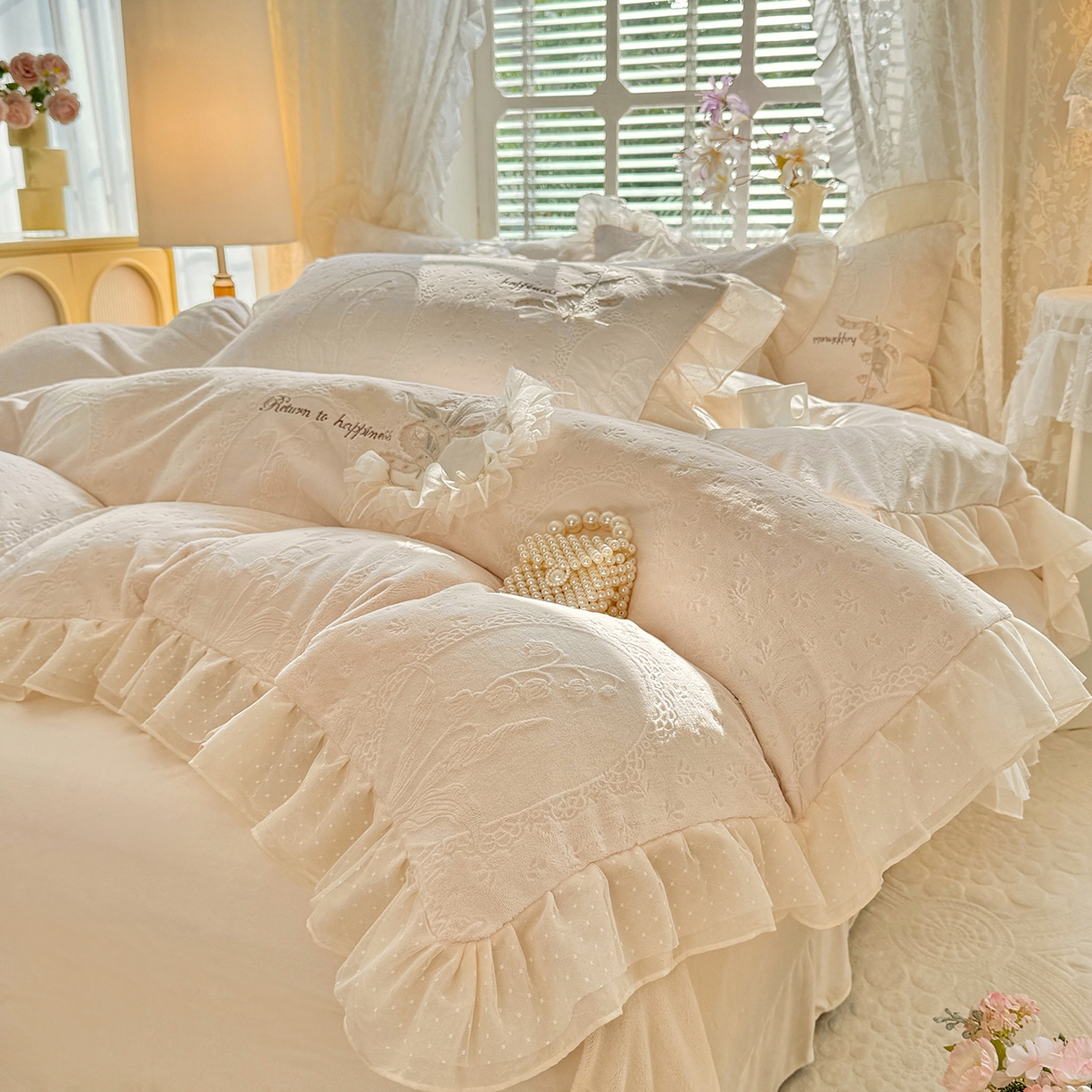 91家纺网 家纺一手货源 找家纺 艾唯希家纺 2025新款韩版全消光雕花绒花边四件套牛奶绒-铃兰花边系列 铃兰-米