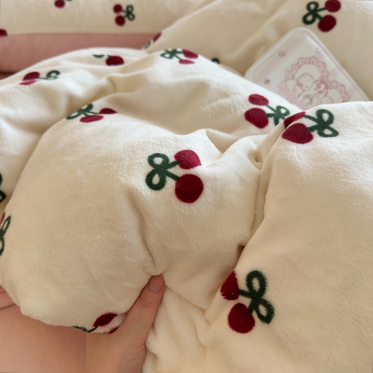 91家纺网 家纺一手货源 找家纺 初念 2025新款加厚高克重保暖可爱系牛奶绒床品套件系列（小红书推荐）（提供买家秀） 一口樱桃