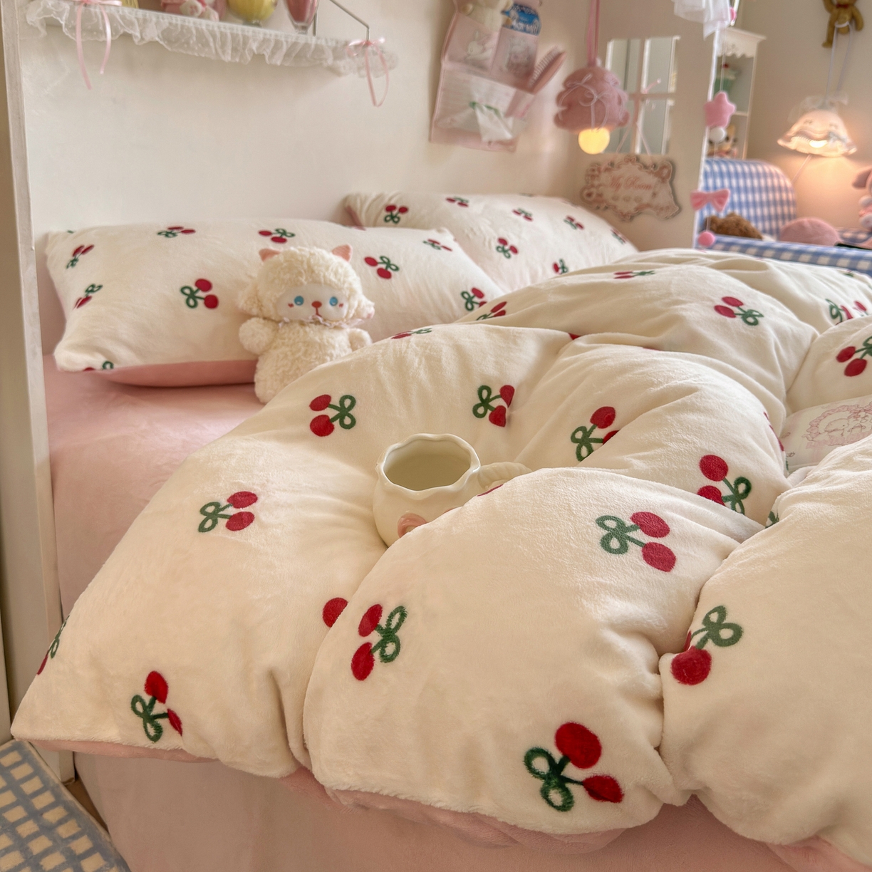 91家纺网 家纺一手货源 找家纺 初念 2025新款加厚高克重保暖可爱系牛奶绒床品套件系列（小红书推荐）（提供买家秀） 一口樱桃