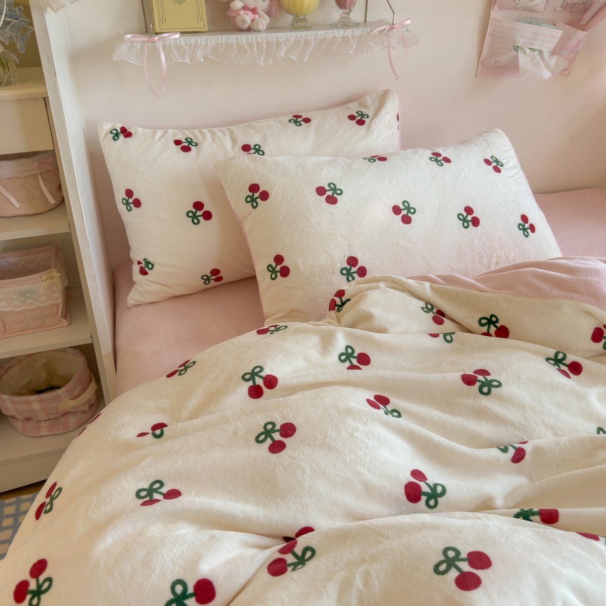 91家纺网 家纺一手货源 找家纺 初念 2025新款加厚高克重保暖可爱系牛奶绒床品套件系列（小红书推荐）（提供买家秀） 一口樱桃