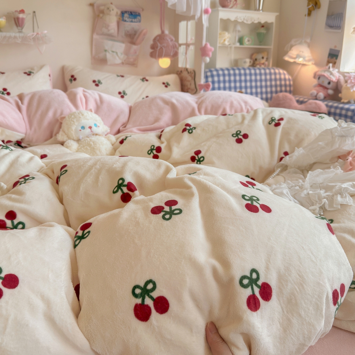 91家纺网 家纺一手货源 找家纺 初念 2025新款加厚高克重保暖可爱系牛奶绒床品套件系列（小红书推荐）（提供买家秀） 一口樱桃