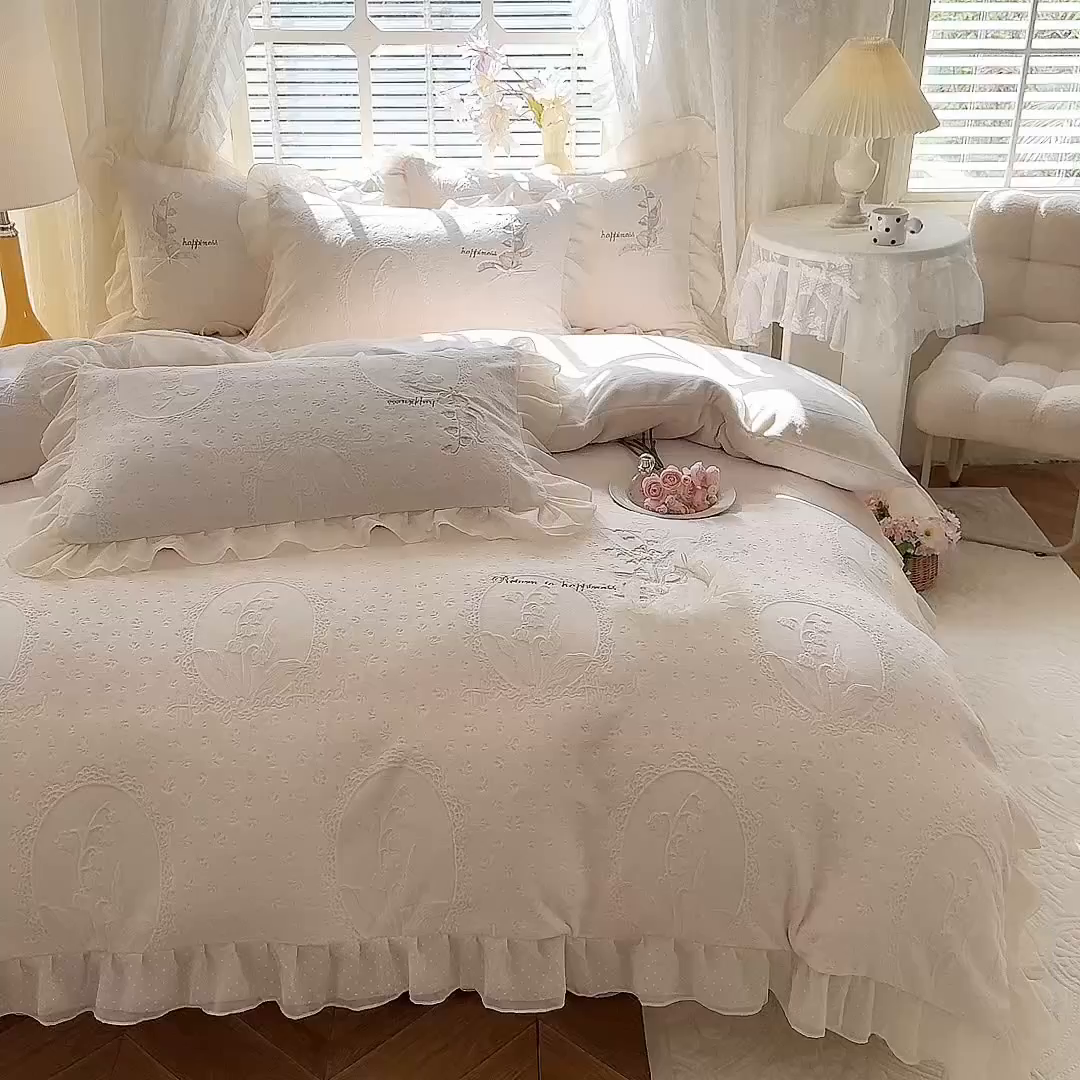 91家纺网 家纺一手货源 找家纺 艾唯希家纺 2025新款韩版全消光雕花绒花边四件套牛奶绒-铃兰花边系列 铃兰-米