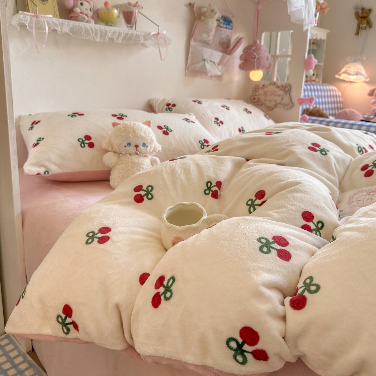 91家纺网 家纺一手货源 找家纺 初念 2025新款加厚高克重保暖可爱系牛奶绒床品套件系列（小红书推荐）（提供买家秀） 一口樱桃