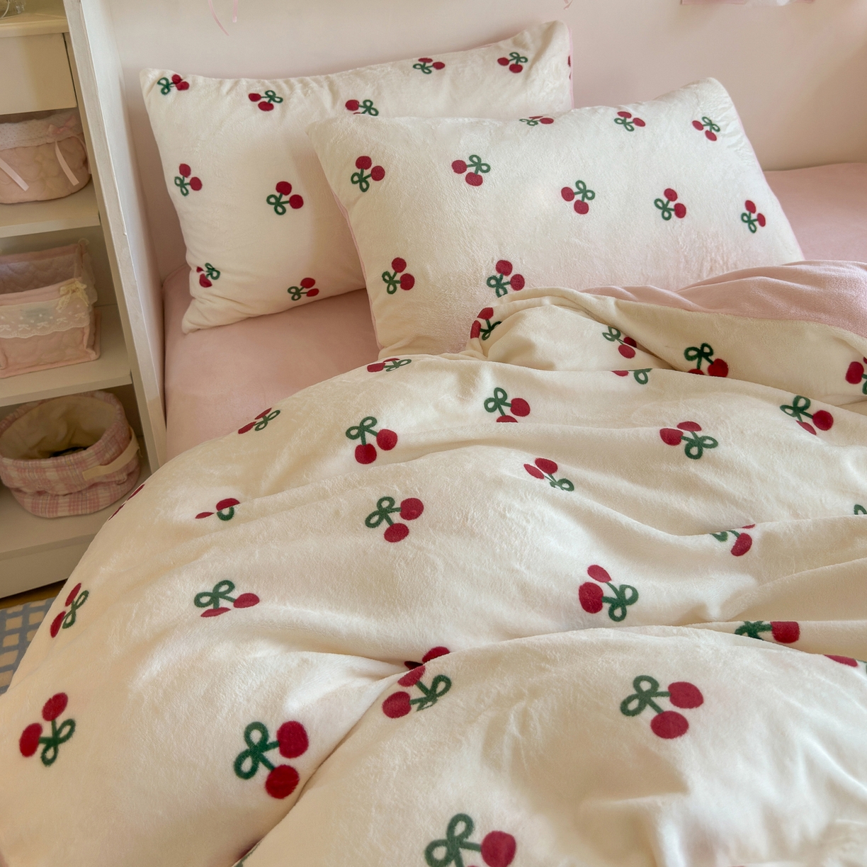 91家纺网 家纺一手货源 找家纺 初念 2025新款加厚高克重保暖可爱系牛奶绒床品套件系列（小红书推荐）（提供买家秀） 一口樱桃