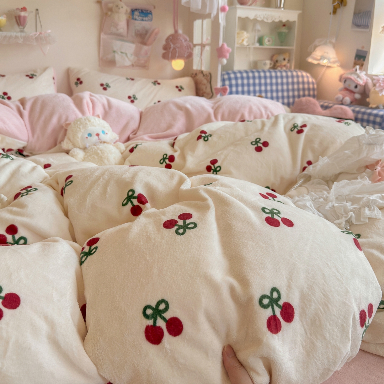91家纺网 家纺一手货源 找家纺 初念 2025新款加厚高克重保暖可爱系牛奶绒床品套件系列（小红书推荐）（提供买家秀） 一口樱桃