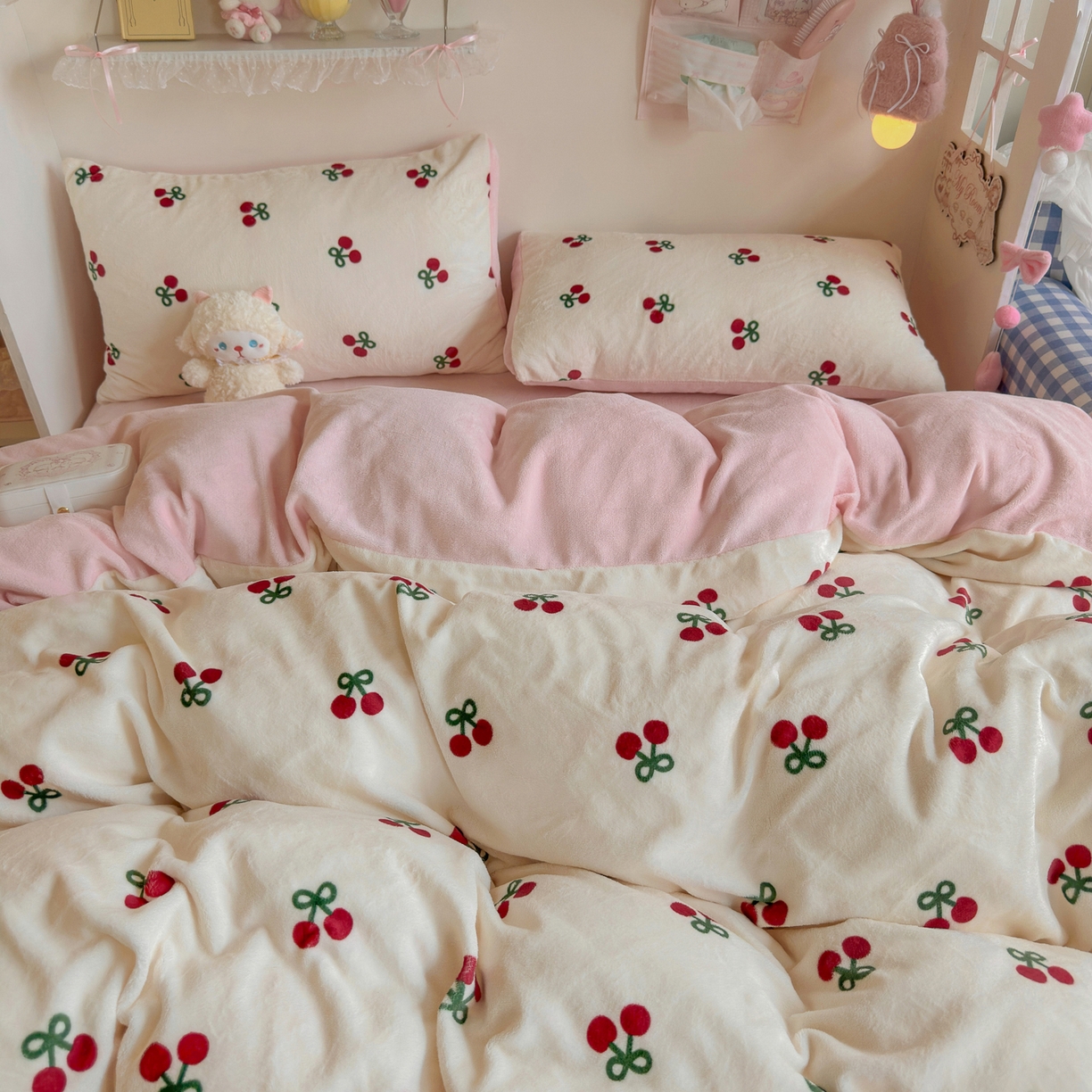 91家纺网 家纺一手货源 找家纺 初念 2025新款加厚高克重保暖可爱系牛奶绒床品套件系列（小红书推荐）（提供买家秀） 一口樱桃