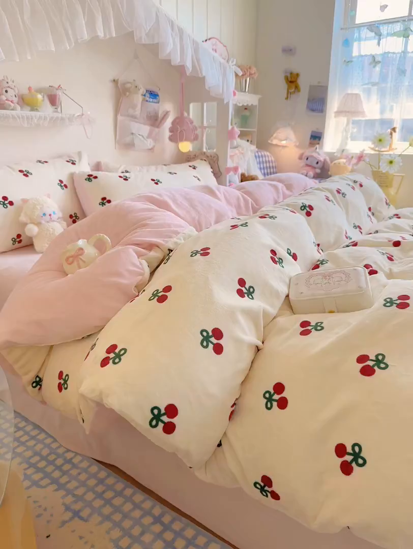 91家纺网 家纺一手货源 找家纺 初念 2025新款加厚高克重保暖可爱系牛奶绒床品套件系列（小红书推荐）（提供买家秀） 一口樱桃