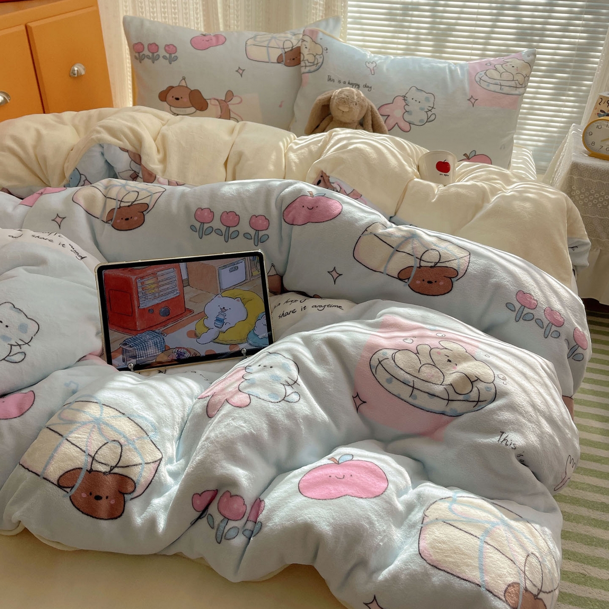 91家纺网 家纺一手货源 找家纺 六巷胡同 2025新款INS卡通A类200克牛奶绒基础款四件套（第一系） 基础款-芭宠假日蓝