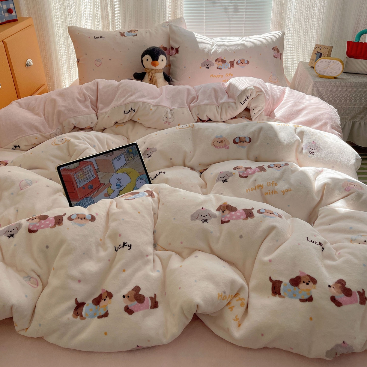 91家纺网 家纺一手货源 找家纺 六巷胡同 2025新款INS卡通A类200克牛奶绒基础款四件套（第一系） 基础款-腊肠狗联盟