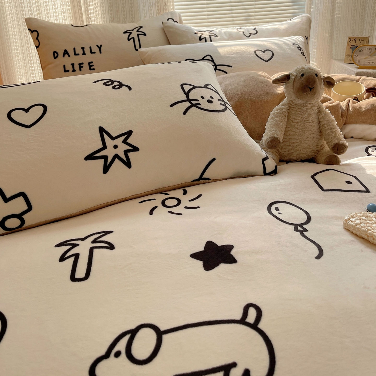 91家纺网 家纺一手货源 找家纺 六巷胡同 2025新款INS卡通A类200克牛奶绒基础款四件套（第一系） 基础款-可爱涂鸦集