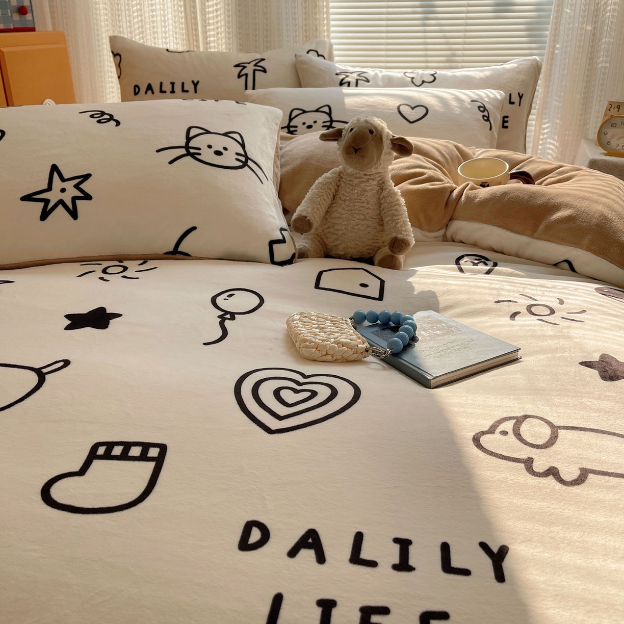 91家纺网 家纺一手货源 找家纺 六巷胡同 2025新款INS卡通A类200克牛奶绒基础款四件套（第一系） 基础款-可爱涂鸦集