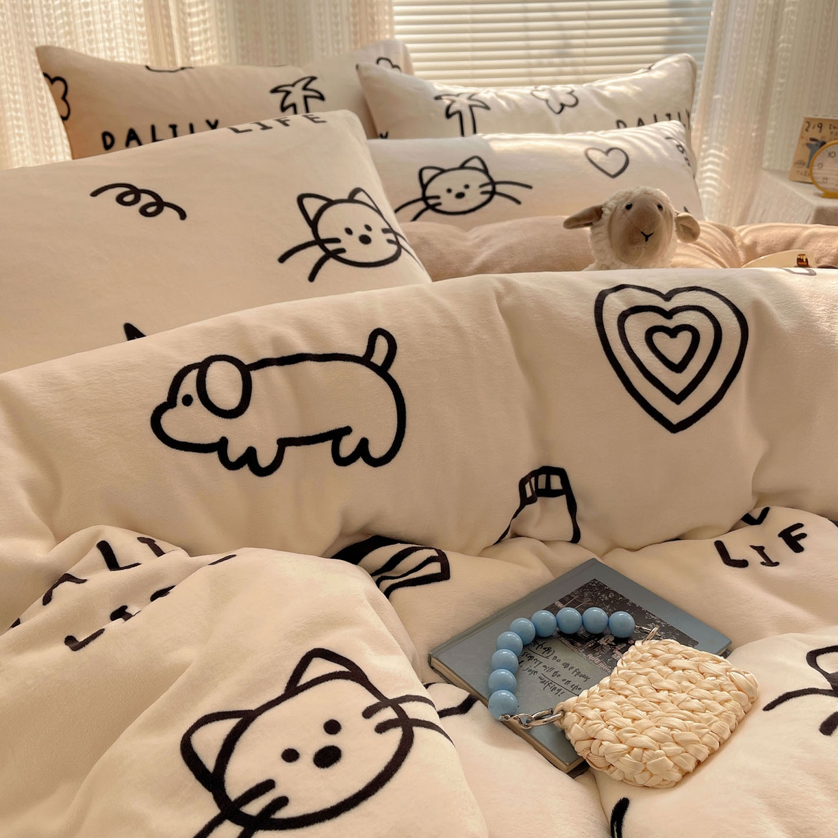 91家纺网 家纺一手货源 找家纺 六巷胡同 2025新款INS卡通A类200克牛奶绒基础款四件套（第一系） 基础款-可爱涂鸦集