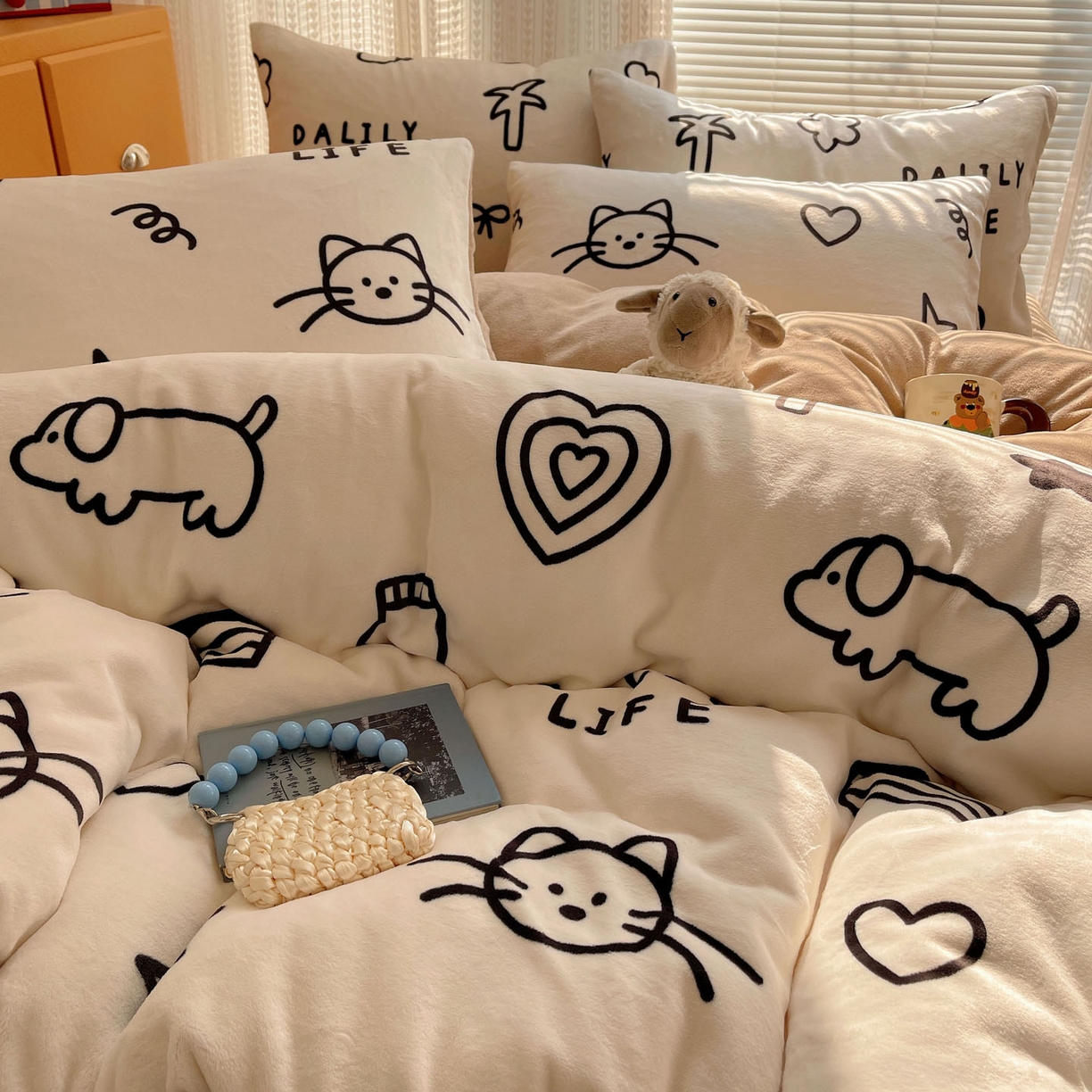 91家纺网 家纺一手货源 找家纺 六巷胡同 2025新款INS卡通A类200克牛奶绒基础款四件套（第一系） 基础款-可爱涂鸦集