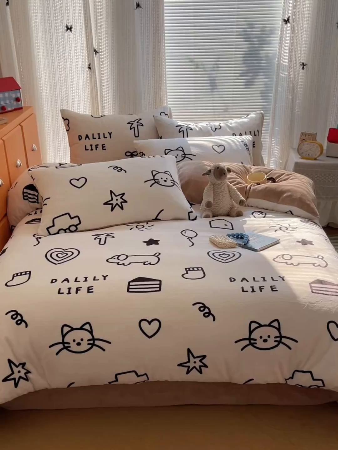 91家纺网 家纺一手货源 找家纺 六巷胡同 2025新款INS卡通A类200克牛奶绒基础款四件套（第一系） 基础款-可爱涂鸦集