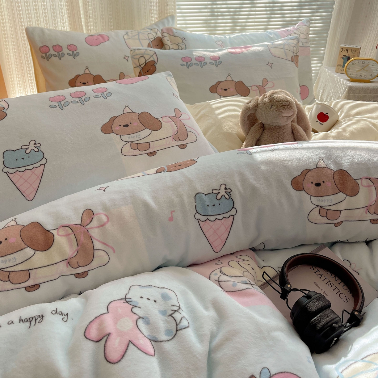 91家纺网 家纺一手货源 找家纺 六巷胡同 2025新款INS卡通A类200克牛奶绒基础款四件套（第一系） 基础款-芭宠假日蓝