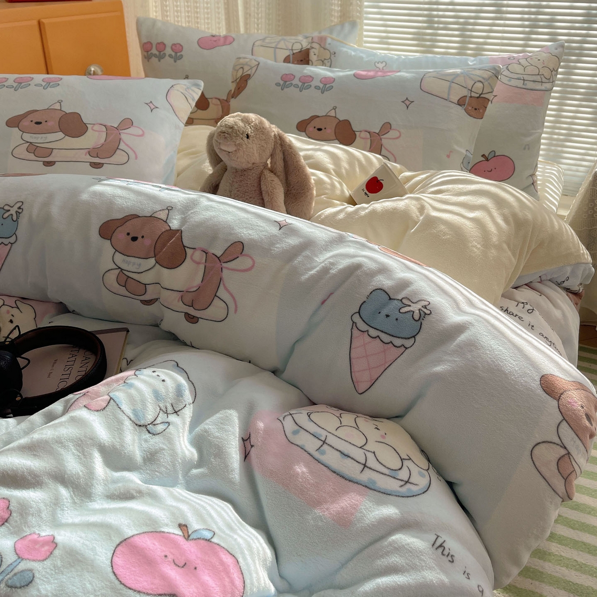 91家纺网 家纺一手货源 找家纺 六巷胡同 2025新款INS卡通A类200克牛奶绒基础款四件套（第一系） 基础款-芭宠假日蓝