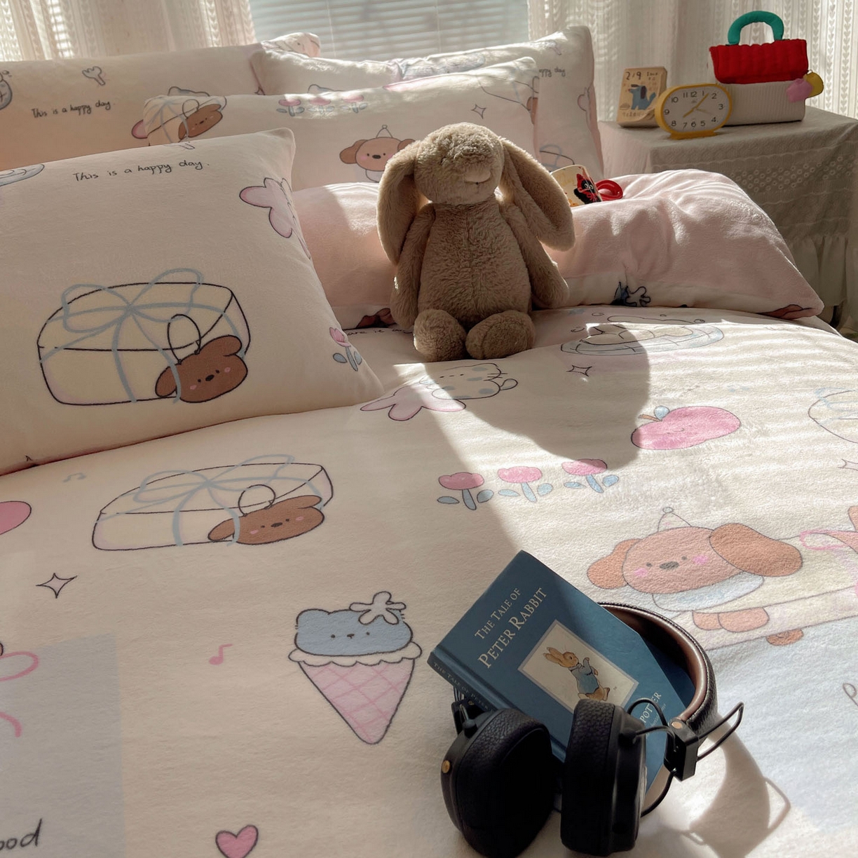 91家纺网 家纺一手货源 找家纺 六巷胡同 2025新款INS卡通A类200克牛奶绒基础款四件套（第一系） 基础款-芭宠假日米