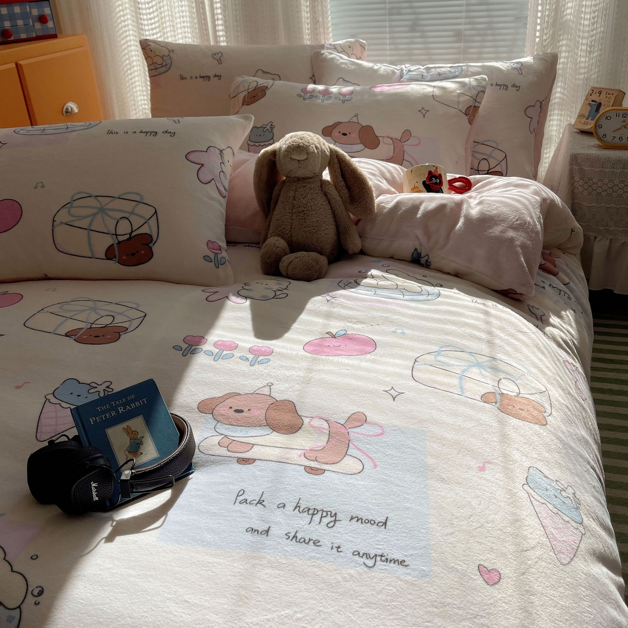 91家纺网 家纺一手货源 找家纺 六巷胡同 2025新款INS卡通A类200克牛奶绒基础款四件套（第一系） 基础款-芭宠假日米