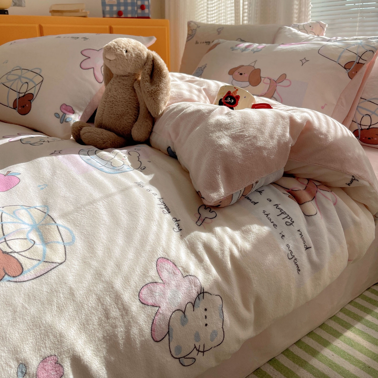 91家纺网 家纺一手货源 找家纺 六巷胡同 2025新款INS卡通A类200克牛奶绒基础款四件套（第一系） 基础款-芭宠假日米