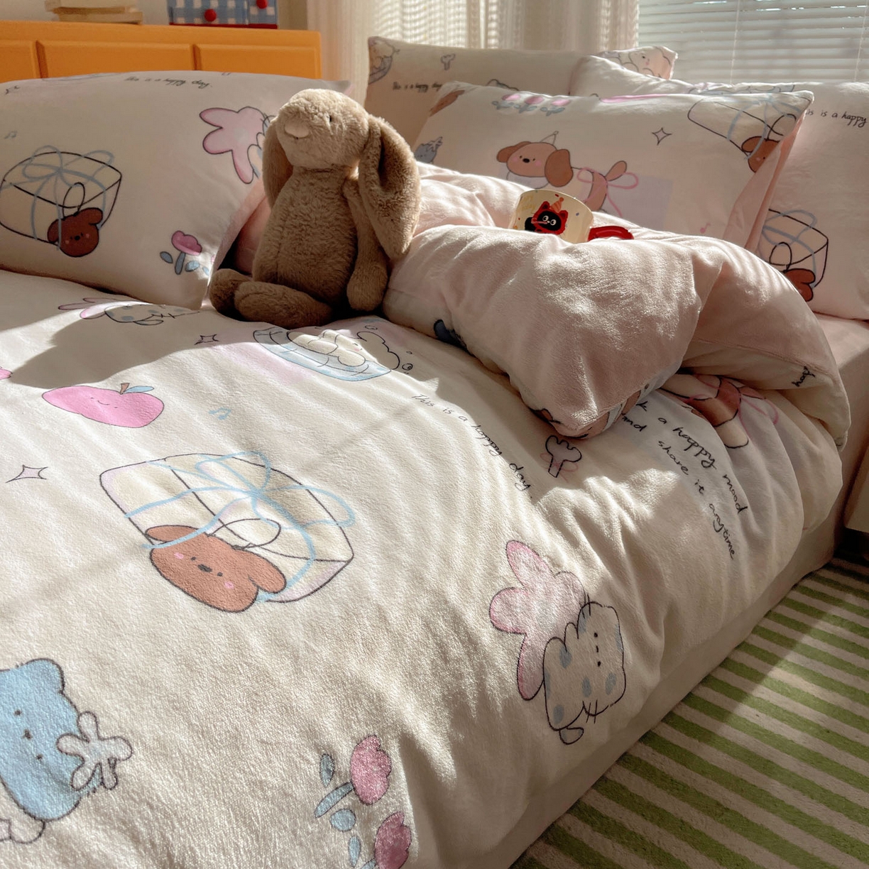 91家纺网 家纺一手货源 找家纺 六巷胡同 2025新款INS卡通A类200克牛奶绒基础款四件套（第一系） 基础款-芭宠假日米