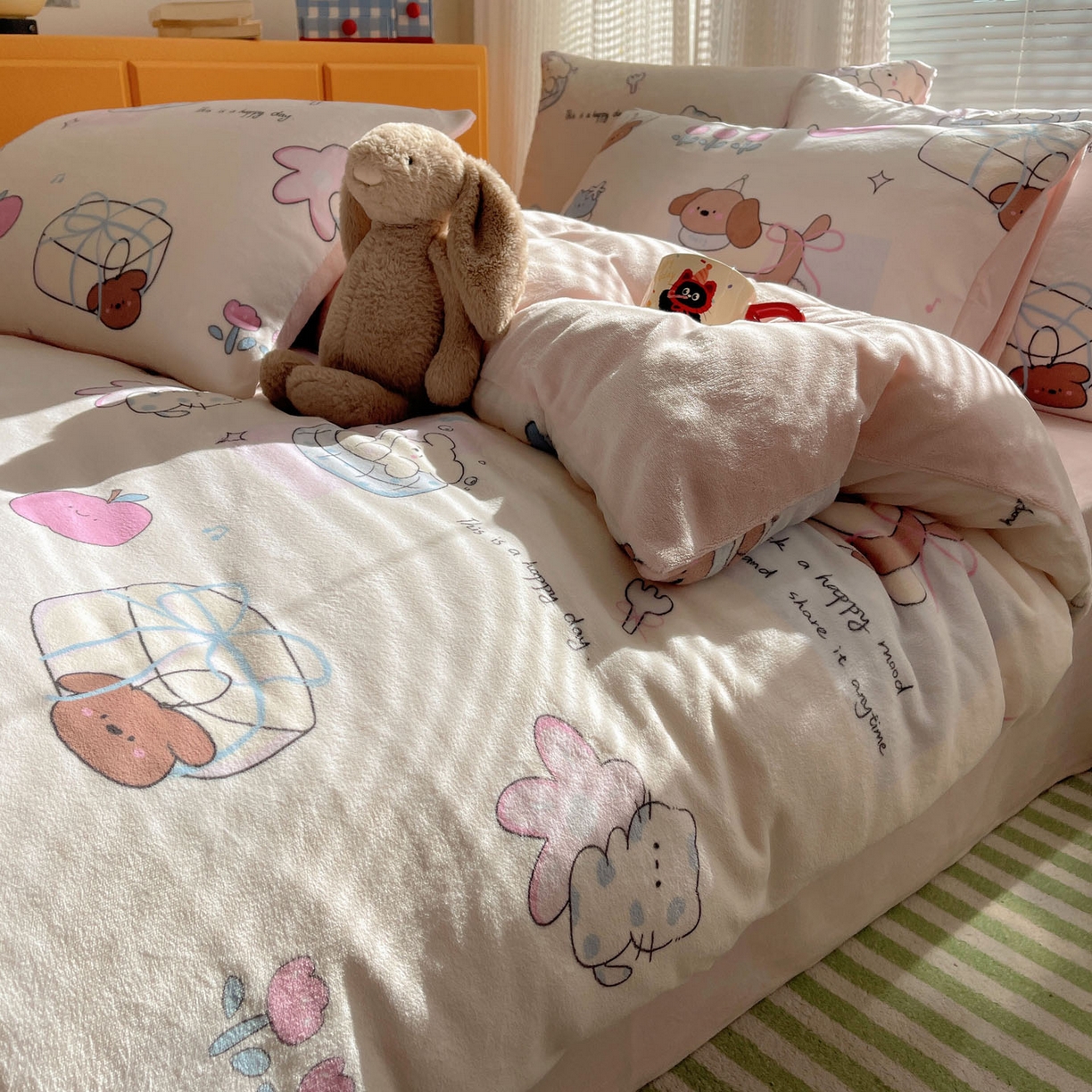 91家纺网 家纺一手货源 找家纺 六巷胡同 2025新款INS卡通A类200克牛奶绒基础款四件套（第一系） 基础款-芭宠假日米