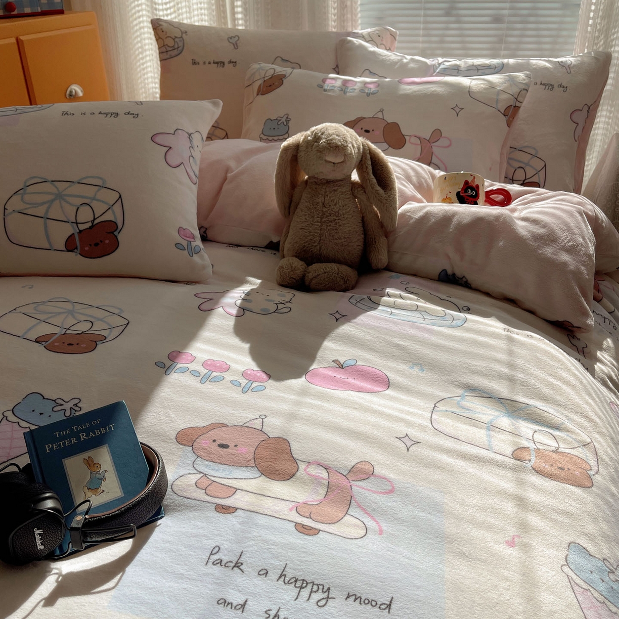 91家纺网 家纺一手货源 找家纺 六巷胡同 2025新款INS卡通A类200克牛奶绒基础款四件套（第一系） 基础款-芭宠假日米