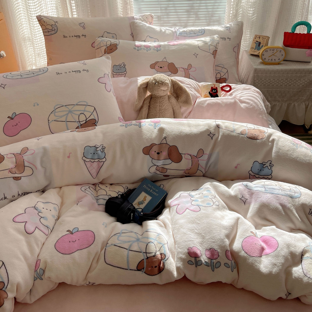 91家纺网 家纺一手货源 找家纺 六巷胡同 2025新款INS卡通A类200克牛奶绒基础款四件套（第一系） 基础款-芭宠假日米