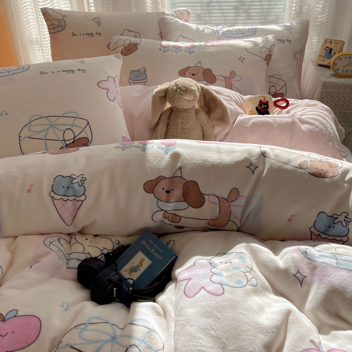 91家纺网 家纺一手货源 找家纺 六巷胡同 2025新款INS卡通A类200克牛奶绒基础款四件套（第一系） 基础款-芭宠假日米