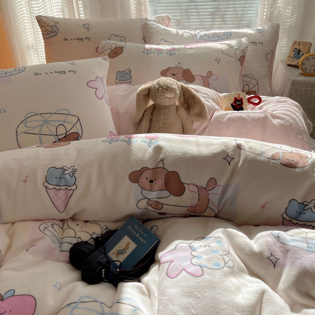 91家纺网 家纺一手货源 找家纺 六巷胡同 2025新款INS卡通A类200克牛奶绒基础款四件套（第一系） 基础款-芭宠假日米