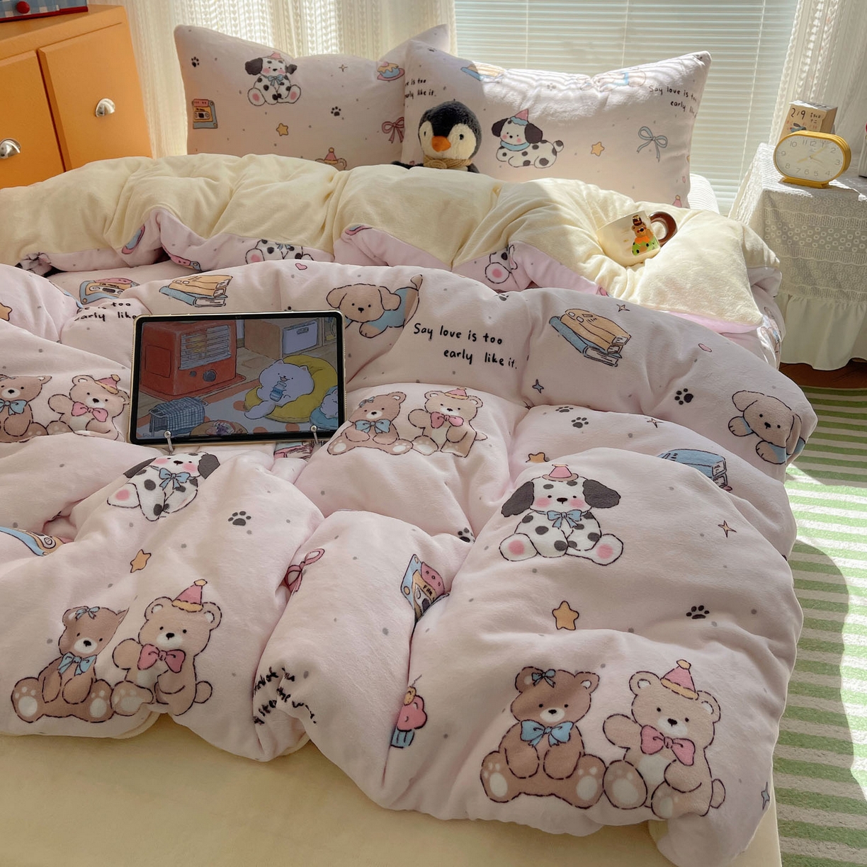 六巷胡同 2025新款INS卡通A类200克牛奶绒基础款四件套（第一系） 基础款-磁带熊仔粉