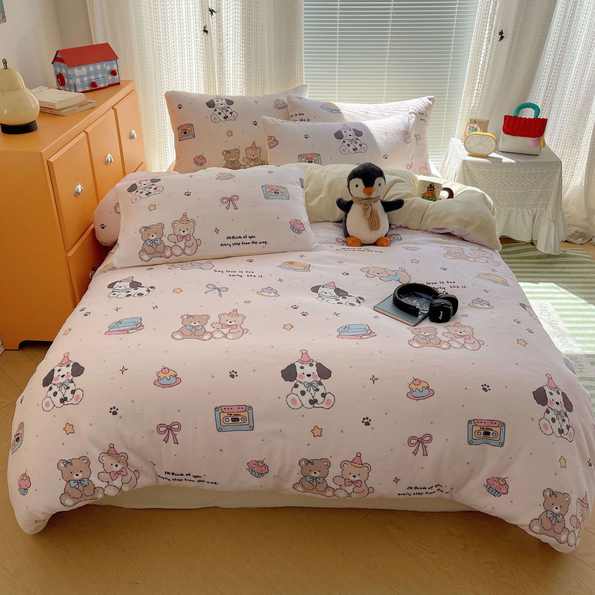 91家纺网 家纺一手货源 找家纺 六巷胡同 2025新款INS卡通A类200克牛奶绒基础款四件套（第一系） 基础款-磁带熊仔粉