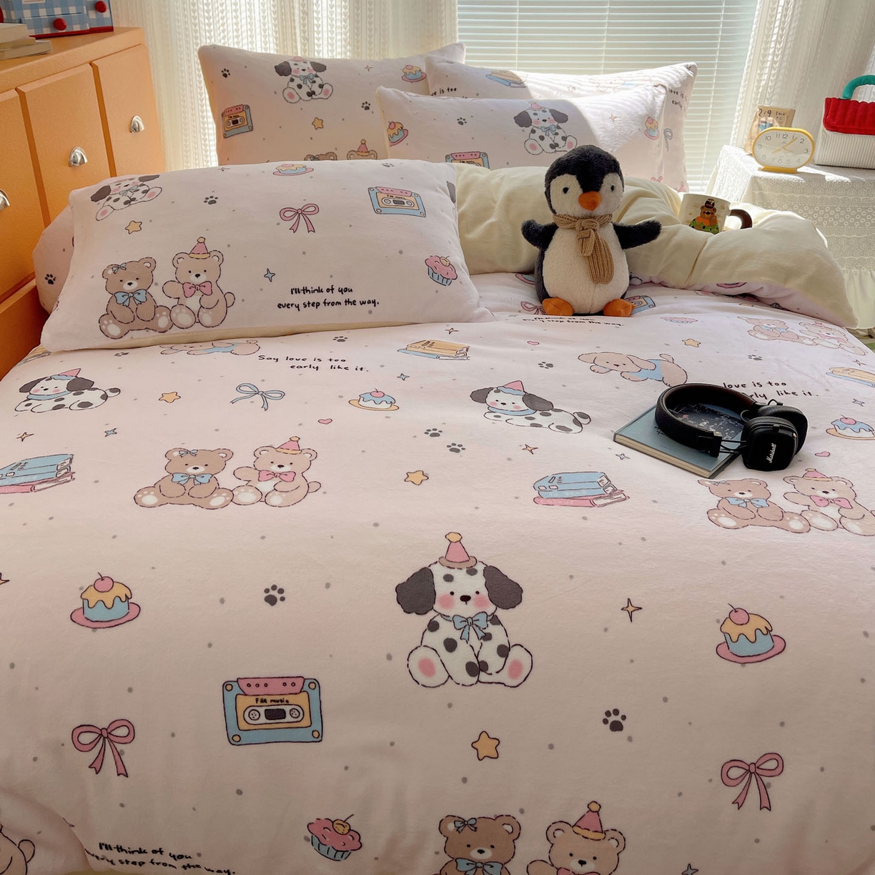 91家纺网 家纺一手货源 找家纺 六巷胡同 2025新款INS卡通A类200克牛奶绒基础款四件套（第一系） 基础款-磁带熊仔粉