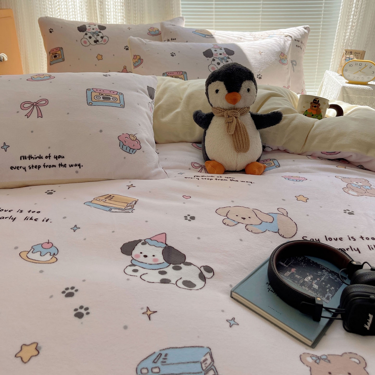 91家纺网 家纺一手货源 找家纺 六巷胡同 2025新款INS卡通A类200克牛奶绒基础款四件套（第一系） 基础款-磁带熊仔粉