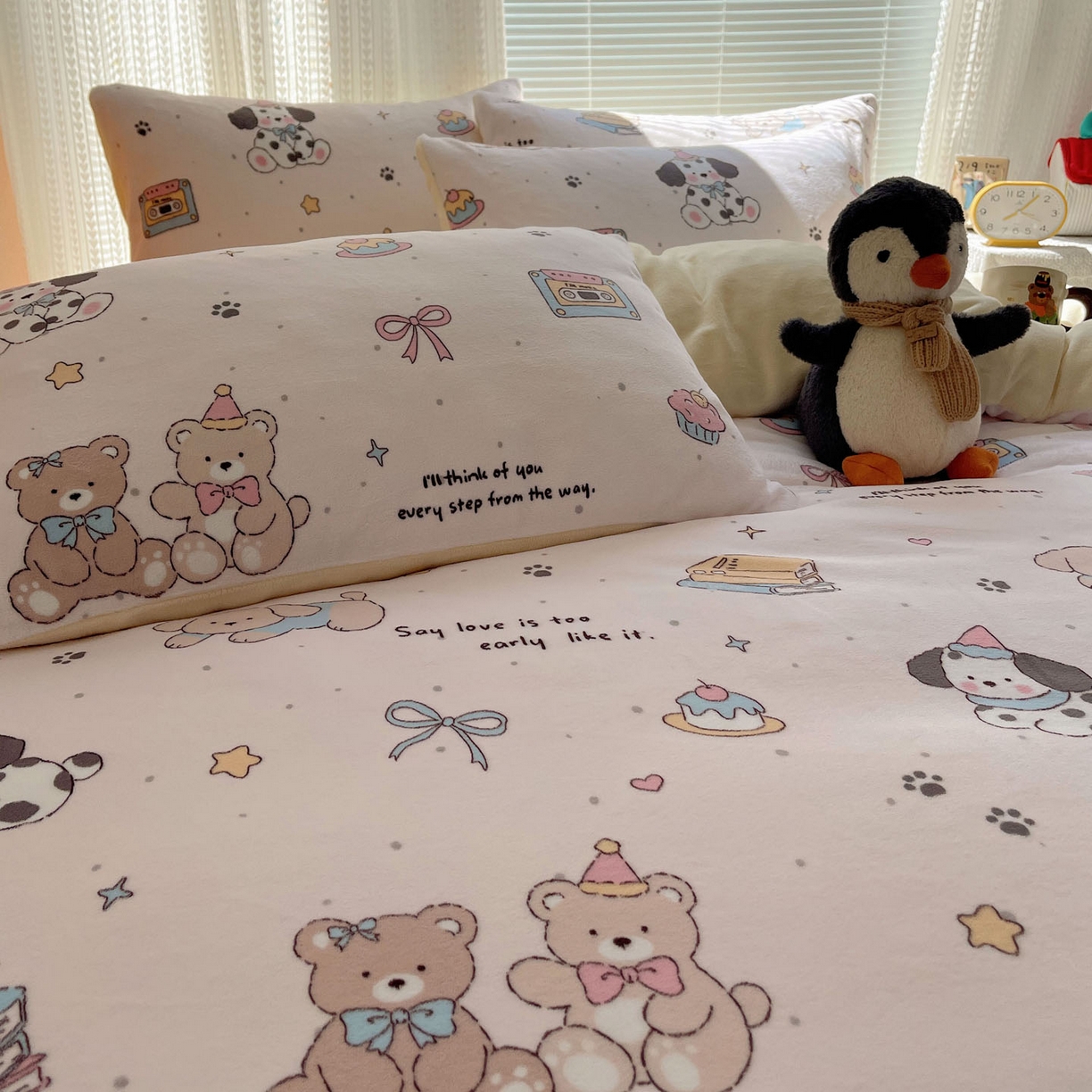 91家纺网 家纺一手货源 找家纺 六巷胡同 2025新款INS卡通A类200克牛奶绒基础款四件套（第一系） 基础款-磁带熊仔粉