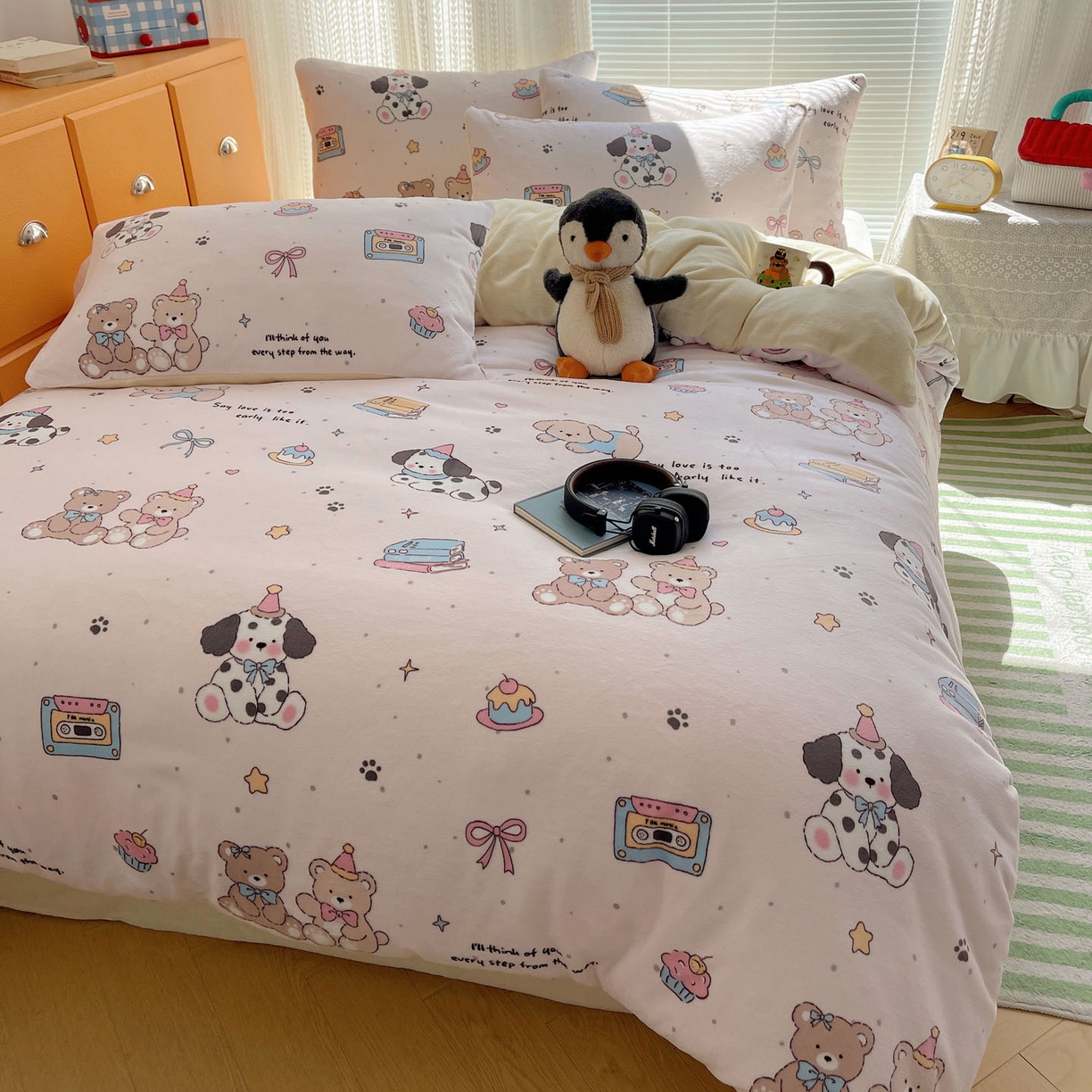 91家纺网 家纺一手货源 找家纺 六巷胡同 2025新款INS卡通A类200克牛奶绒基础款四件套（第一系） 基础款-磁带熊仔粉