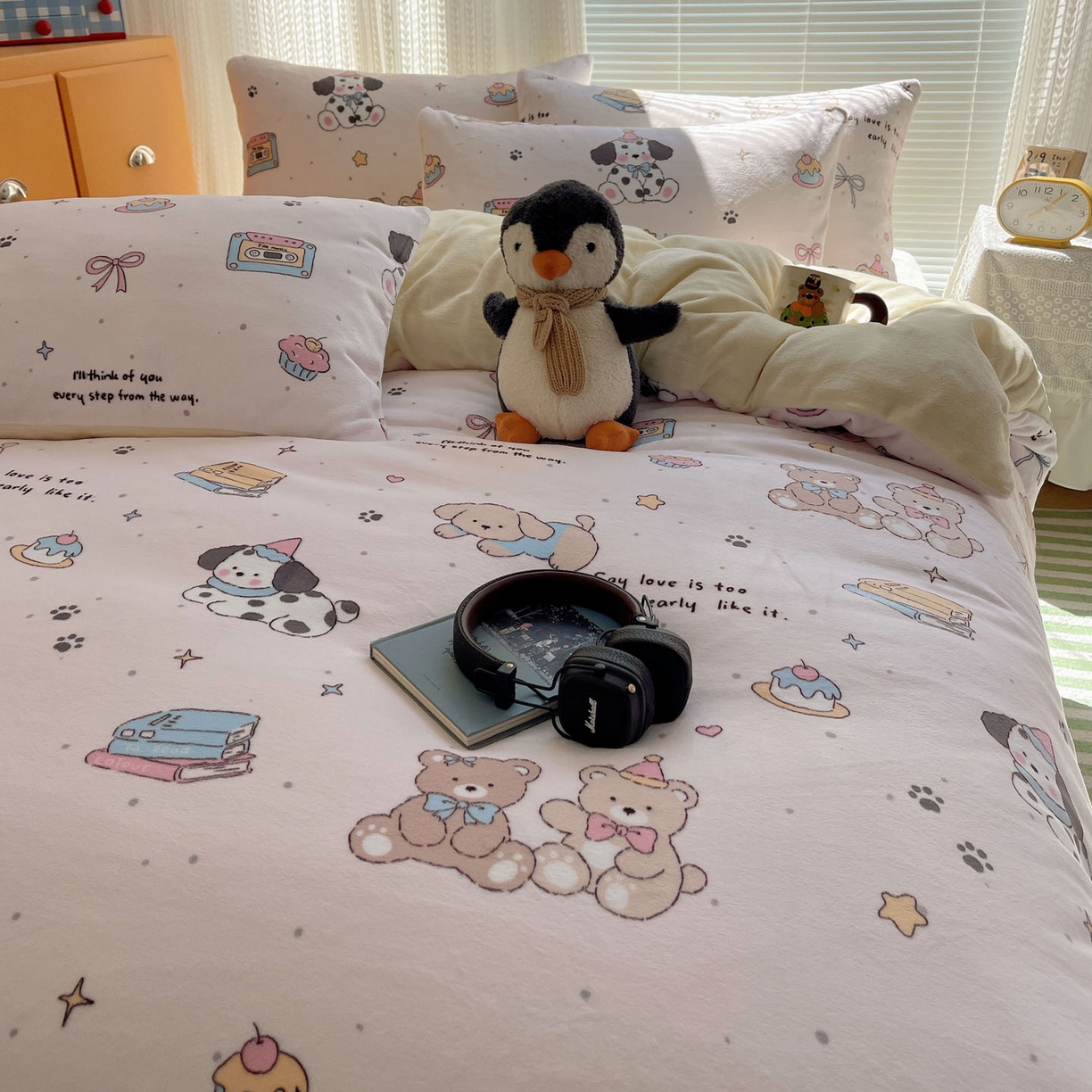 91家纺网 家纺一手货源 找家纺 六巷胡同 2025新款INS卡通A类200克牛奶绒基础款四件套（第一系） 基础款-磁带熊仔粉