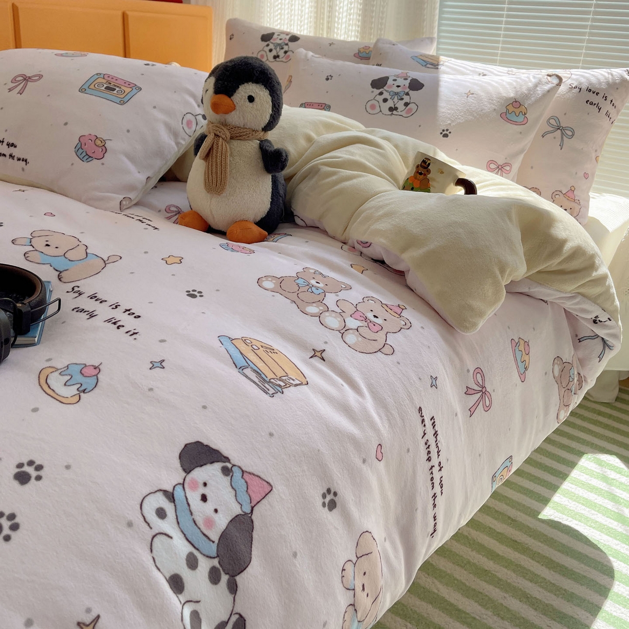 91家纺网 家纺一手货源 找家纺 六巷胡同 2025新款INS卡通A类200克牛奶绒基础款四件套（第一系） 基础款-磁带熊仔粉