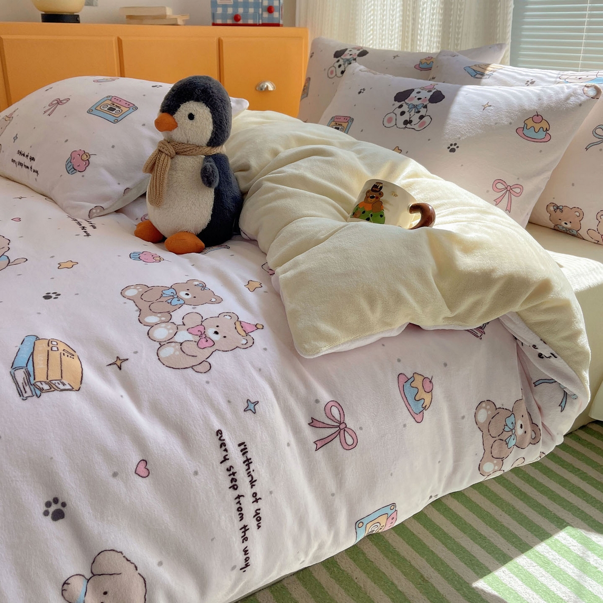 91家纺网 家纺一手货源 找家纺 六巷胡同 2025新款INS卡通A类200克牛奶绒基础款四件套（第一系） 基础款-磁带熊仔粉