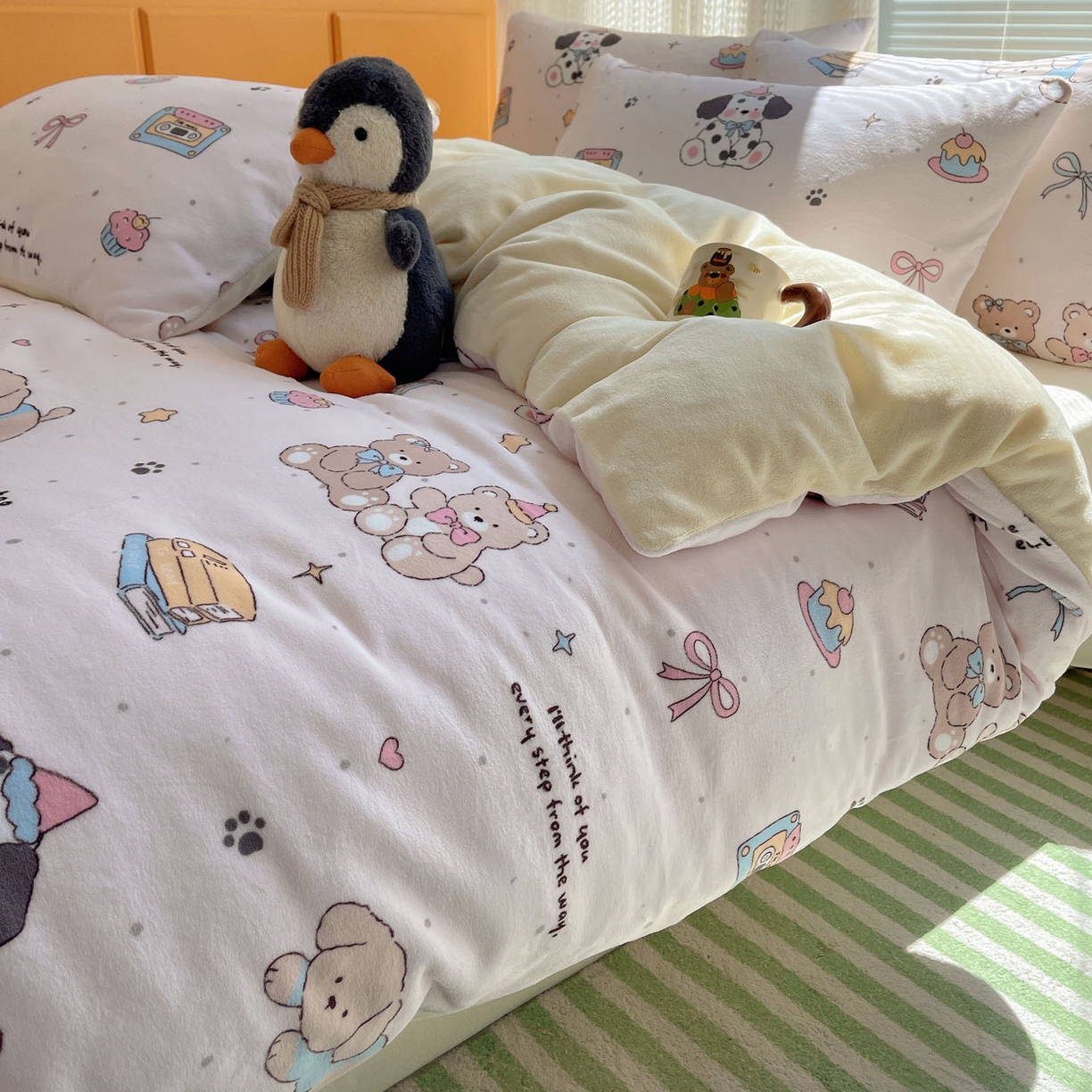 91家纺网 家纺一手货源 找家纺 六巷胡同 2025新款INS卡通A类200克牛奶绒基础款四件套（第一系） 基础款-磁带熊仔粉