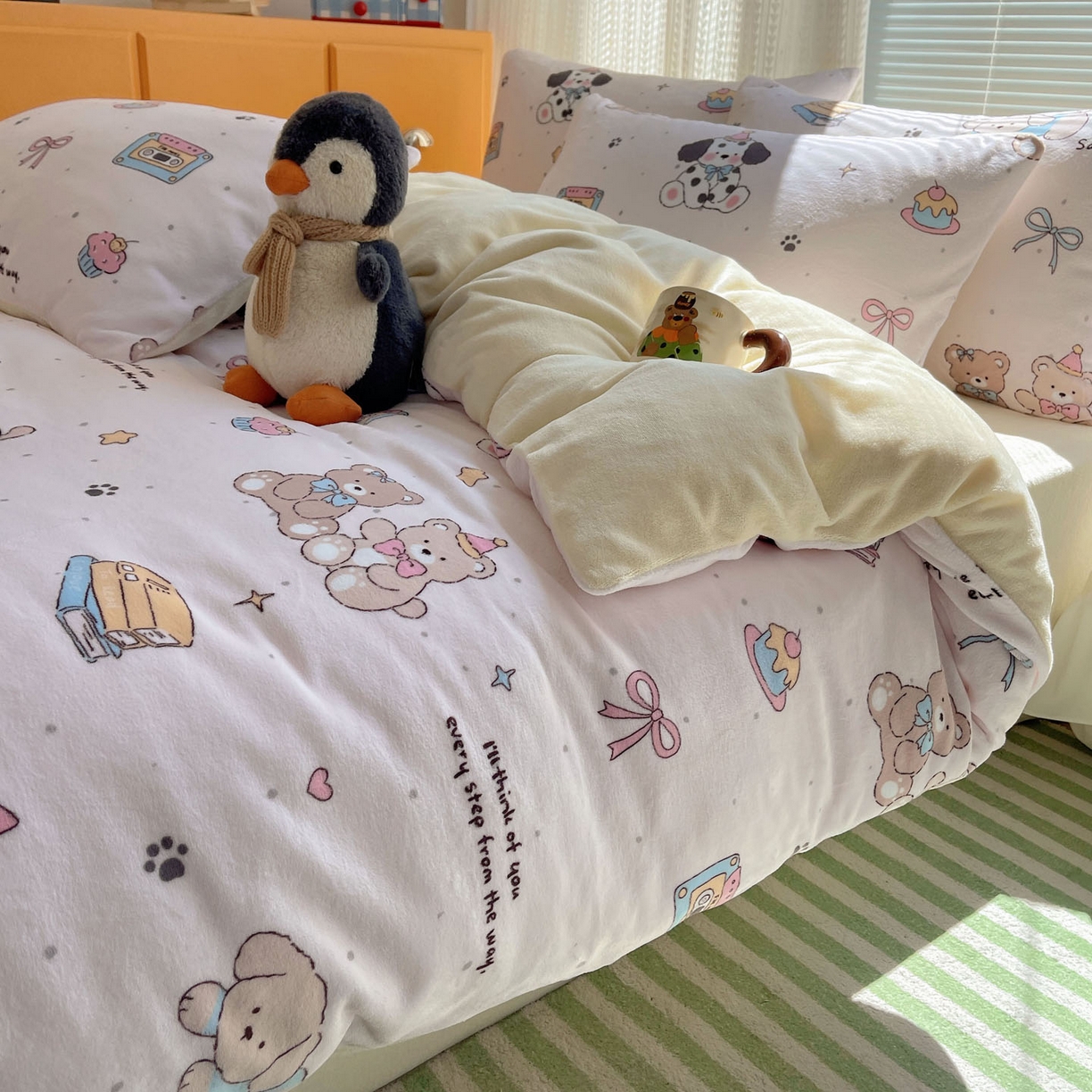 91家纺网 家纺一手货源 找家纺 六巷胡同 2025新款INS卡通A类200克牛奶绒基础款四件套（第一系） 基础款-磁带熊仔粉