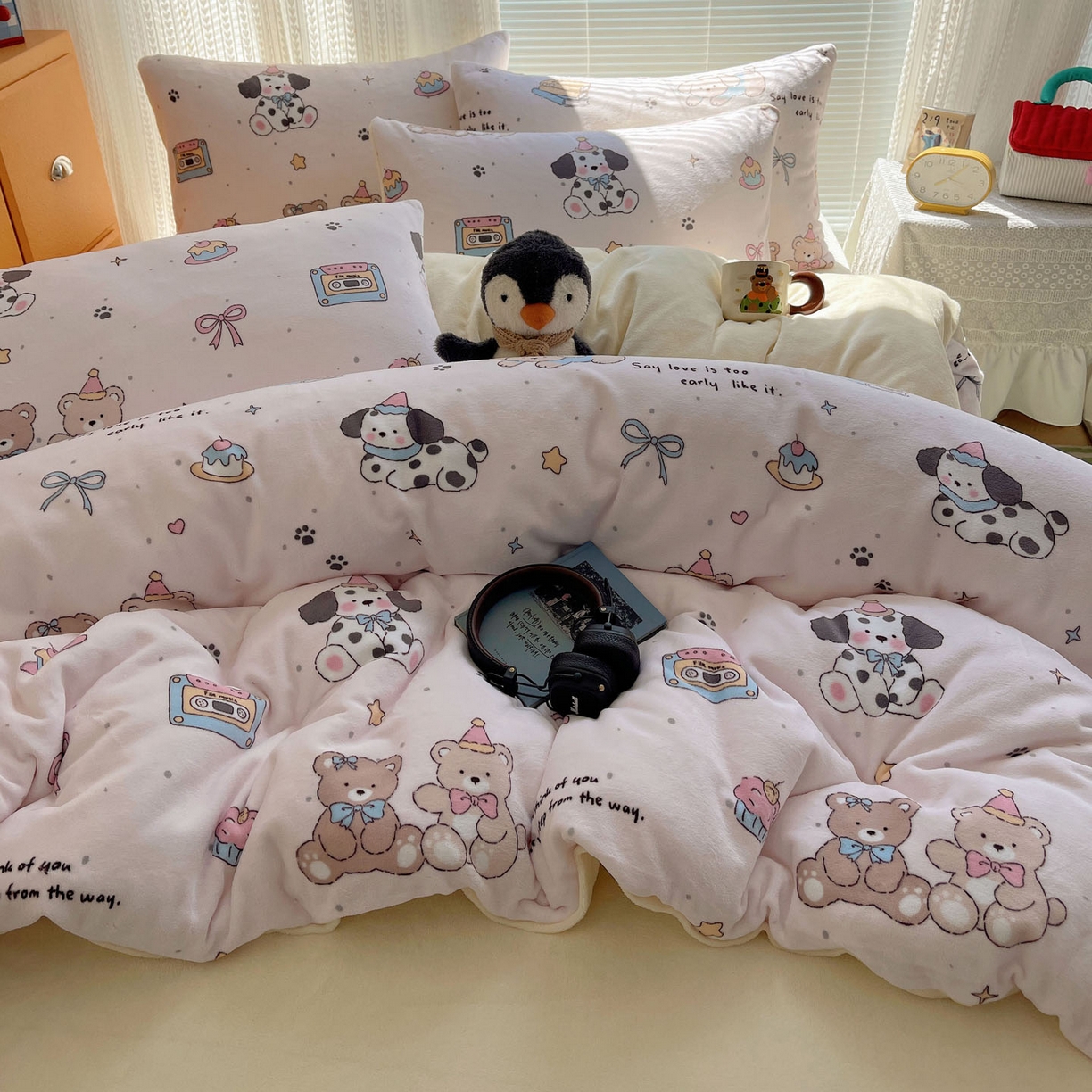 91家纺网 家纺一手货源 找家纺 六巷胡同 2025新款INS卡通A类200克牛奶绒基础款四件套（第一系） 基础款-磁带熊仔粉