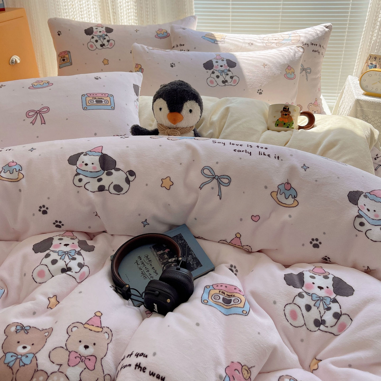 91家纺网 家纺一手货源 找家纺 六巷胡同 2025新款INS卡通A类200克牛奶绒基础款四件套（第一系） 基础款-磁带熊仔粉