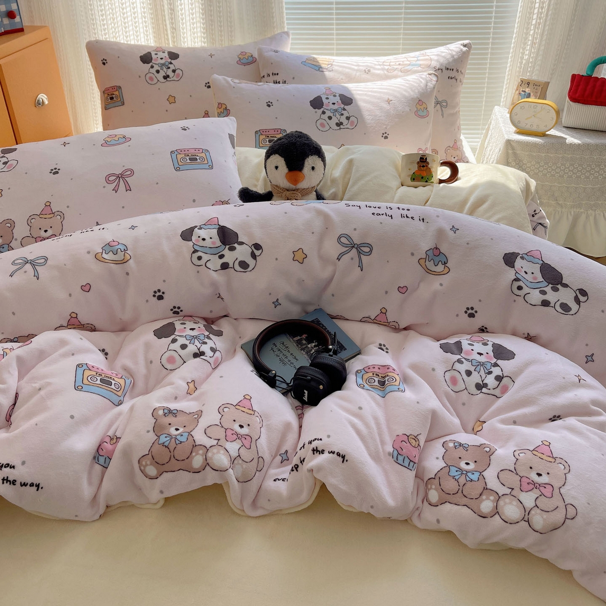 91家纺网 家纺一手货源 找家纺 六巷胡同 2025新款INS卡通A类200克牛奶绒基础款四件套（第一系） 基础款-磁带熊仔粉