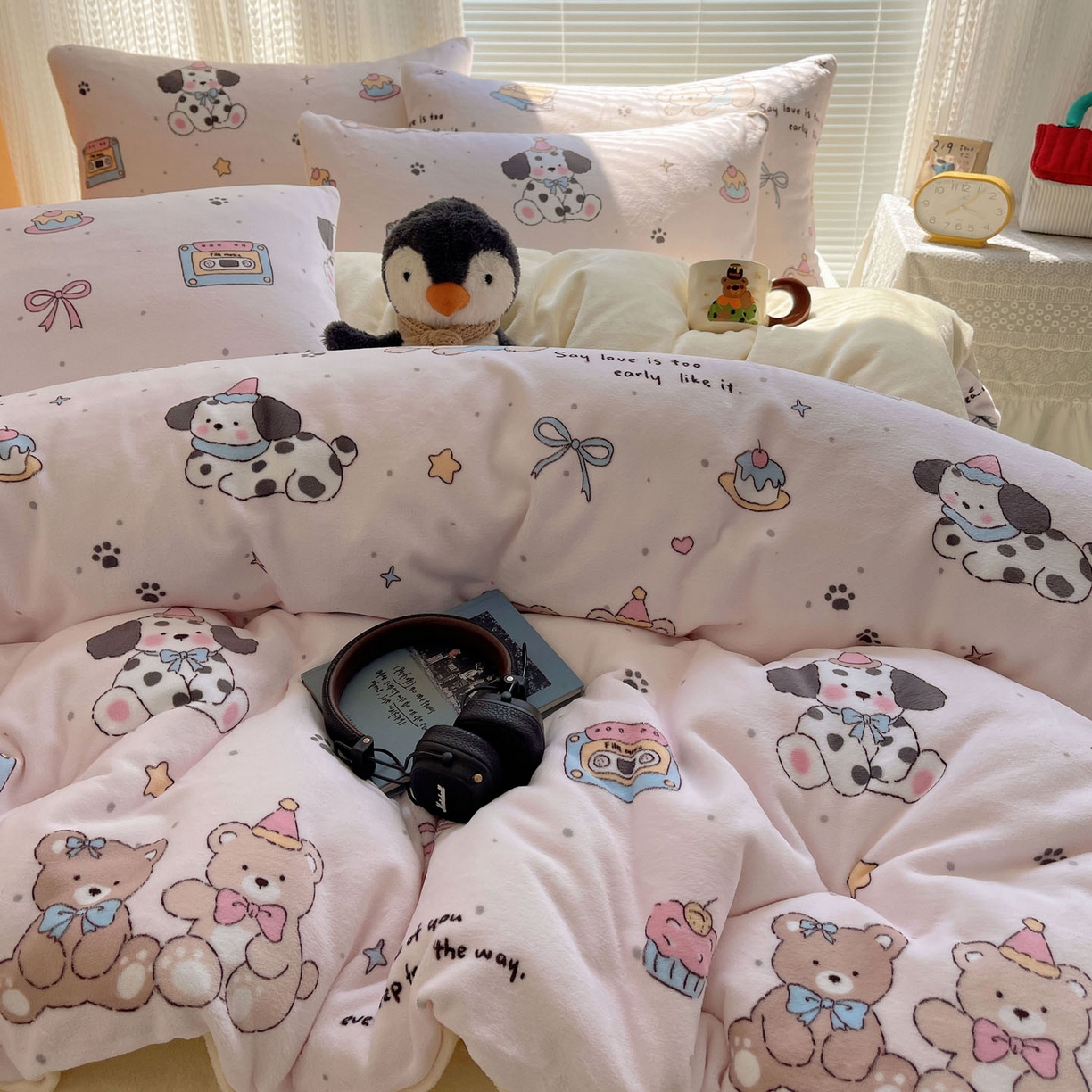 91家纺网 家纺一手货源 找家纺 六巷胡同 2025新款INS卡通A类200克牛奶绒基础款四件套（第一系） 基础款-磁带熊仔粉