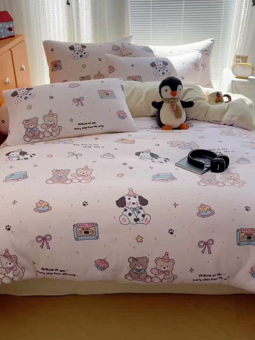 91家纺网 家纺一手货源 找家纺 六巷胡同 2025新款INS卡通A类200克牛奶绒基础款四件套（第一系） 基础款-磁带熊仔粉